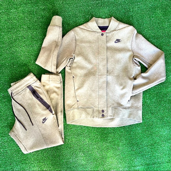 NIKE 2 Piece set - Jacket and Joggers - Picture 1 of 9